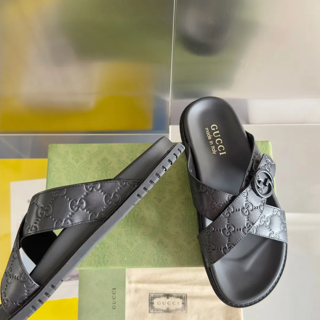 [G Home] Men's Men's Shoes💰: 300💰Size: 38-45 🆕2024Gucci Gucci Summer New Style Double G Presbyopia Flip-flops Cross Sandals Thick Sole Slippers Beach Shoes Original Purchase and Development Production G family's 2024 new summer dark horse items, fashion bloggers at home and abroad have put on the show, and it has become popular on social platforms at home and abroad. Fashionistas must pay for it, and they spend a lot of money to create ingenious craftsmanship and accurately restore every detail. Exquisite packaging at the delivery counter🛍📦 ▪️ Fabric: Original imported double G presbyopic leather ▪️ Lining: Original imported leather ▪️ Sole: Original open molded T men's shoes 💰U outsole ▪️ Bottom thickness: 3CM